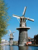 Molens in Schiedam, De Vrijheid en De Noord (in de achtergrond)